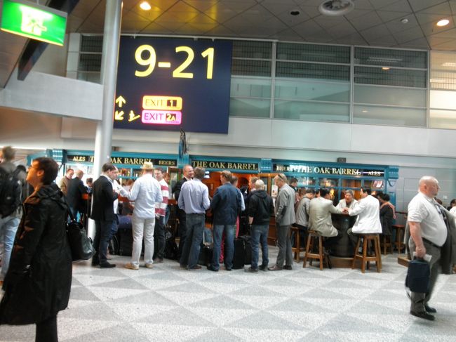 　空港内のパブには人だかり。