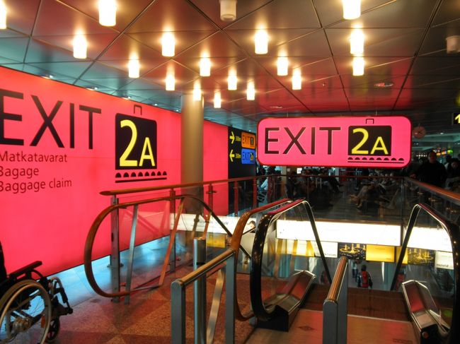 　ショッキングピンクってふつう案内板に使う色ですかねぇ？なん北欧っぽいなあ、って思うんですけど。<br /><br />　さて、ヘルシンキから２時間半でフランクフルト空港に到着。友達に空港までくる出迎えに来てもらい、シュパイヤーという町にあるご自宅へ。<br /><br />　時差で８時間戻っちゃったので、１日が長いこと長いこと。<br /><br />　軽い夕食をごちそうになり、この日は就寝。