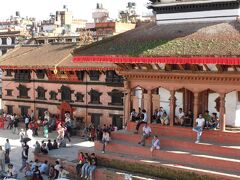 カトマンズ　ダルバール広場。広場料金所が微妙な位置にあり、そ知らぬ顔で通ることもできそうな、でも外国人は２００Rpを払うことになっています。