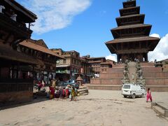 バクタプル
カトマンズよりタクシー、650R。
帰りは、カトマンズまでバスで17R。
中世の町のたたずまいがそのまま残るとても雰囲気の素敵な街でした。
外国人入場料金＄１０なり。
ホテルも結構あり、客引きもいました。値切りすぎて嫌な顔されてしまいました。
