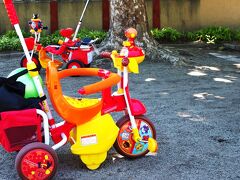 東昌寺のお隣は、ひとつだけ神社で、青葉神社になります。

青葉神社にはこの日よりも前に、散歩がてら訪れているので（そのうち旅行記にアップしま〜す）、今日は抜かします（北山五山でないし・・）。

青葉神社の参道の脇に、通町公園というとっても小さな公園があります。

今日は天気もいいし、たくさんのママとお子さんたちが遊んでます。