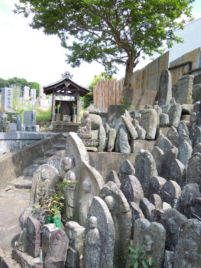 または、石仏が立ち並ぶ墓地の祠に、