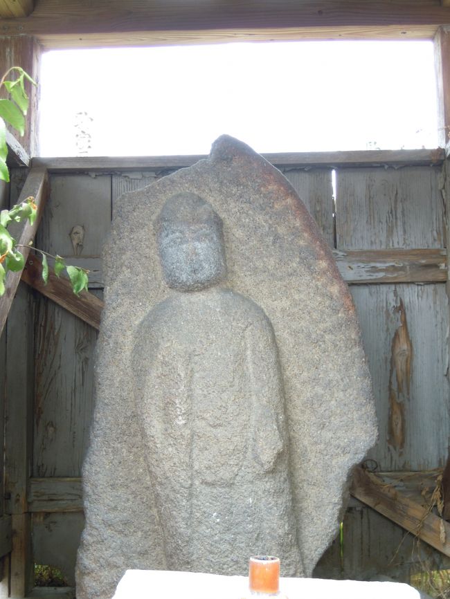 ピサの斜塔ならぬ、奈良の斜仏が祀られていたり、、、<br /><br />お酒のお供えが多くて酔っているのでしょうか、ちゃんと立っていられない大日如来さま。