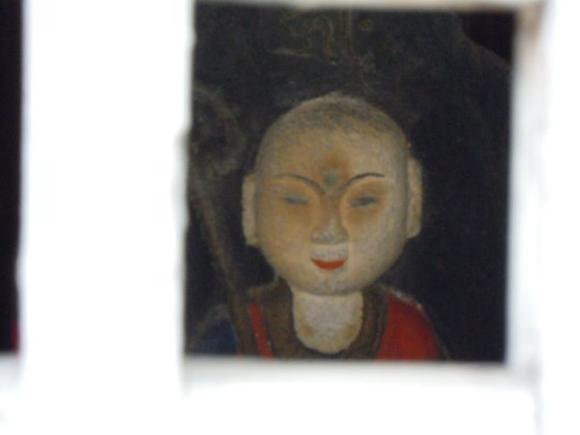 またある所ではお堂の中を覗き込んだら、ちょっと不気味な白粉べったりの児川地蔵の顔がぬっと。<br /><br />こりゃ〜面白いよ、はな☆さん♪