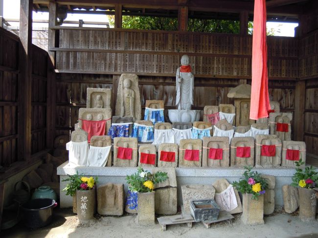 この石仏たちの佇まいを見たら、わかる人はわかりますね。<br /><br />般若寺です!<br /><br />般若寺は秋はコスモスの寺で有名ですが、