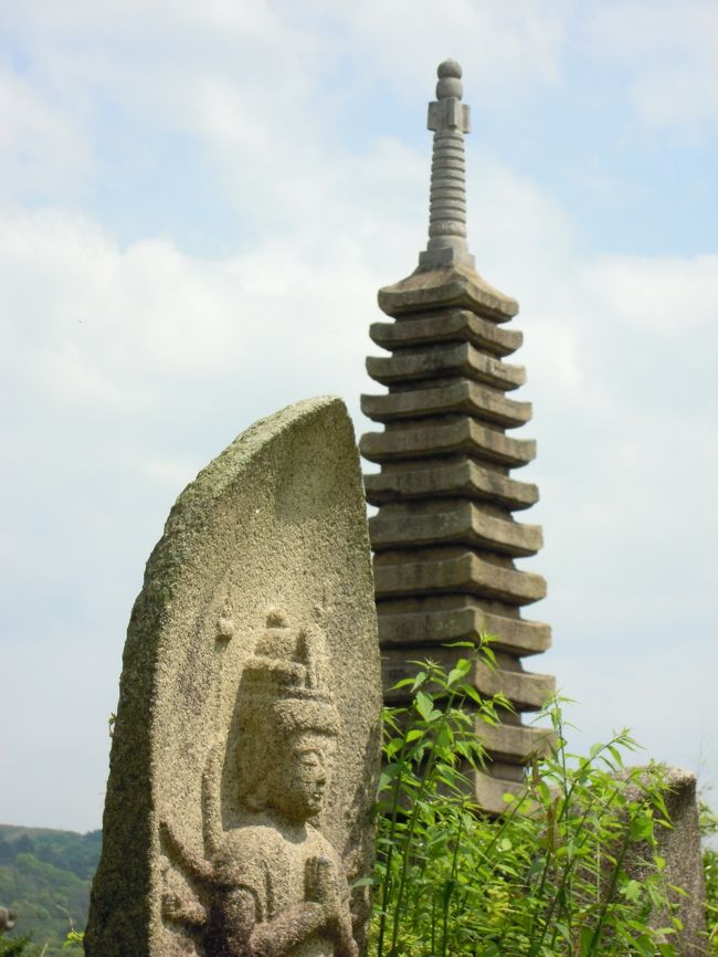 般若寺は古来交通の要路にあたったため、平重衡の南都焼き討ち以来たびたびの兵火により荒寺ムード。<br /><br />楼門と石塔と経蔵のみが鎌倉時代に立てられたもので残った数少ないものです。
