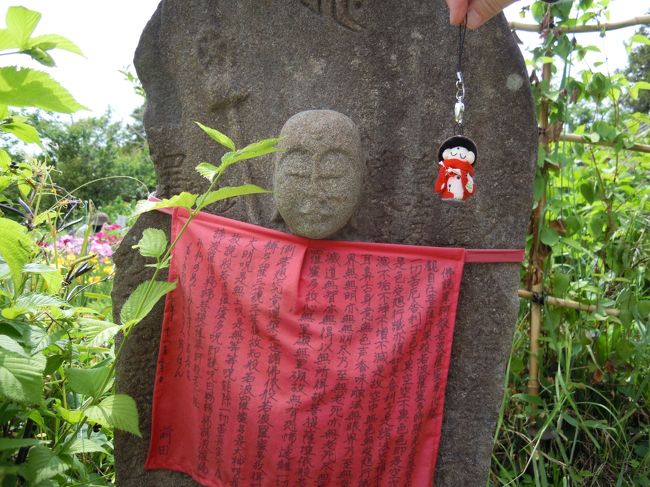 「ここではちゃんとお参りするの。赤い前掛けしたお地蔵様と私とどっちが可愛いかしら?」