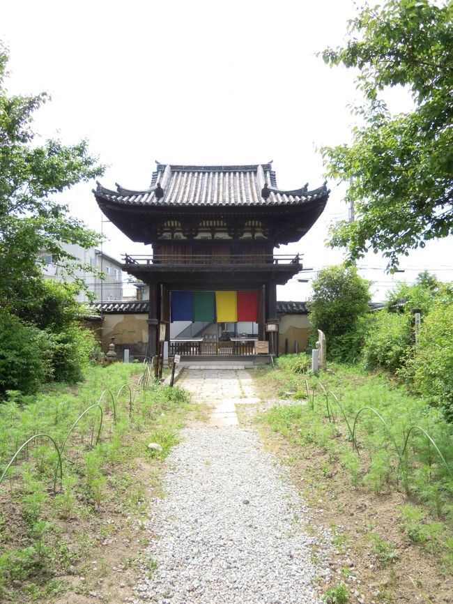 鎌倉時代の楼門(国宝)。