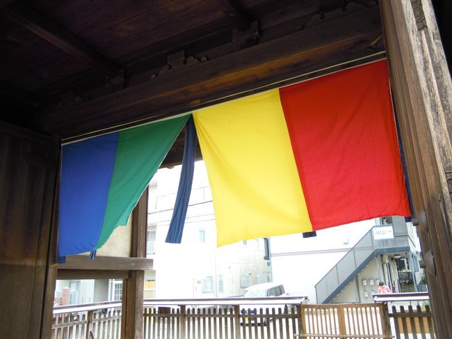 いつも感じることですが、お寺がいくら良くても、まわりの風景が全然良くないことが多いです。<br />般若寺もそう。<br />境内を出て道路側から楼門を撮る方が良いです。