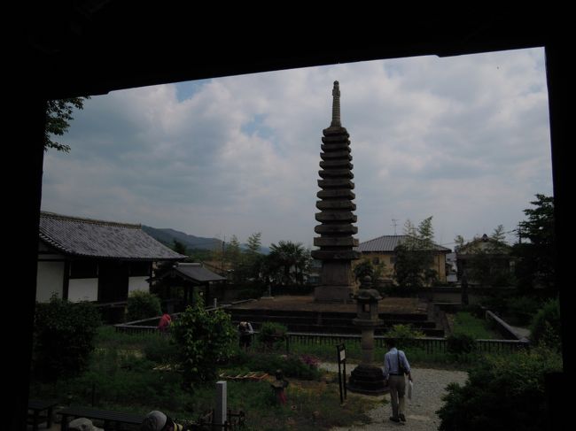 本堂から十三重石塔。