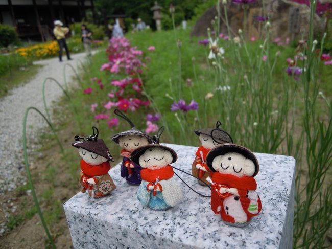 これで五人見えるかな。<br /><br />左から交互にNODA地蔵、めぐみ☆地蔵、はな☆地蔵、もろずみ地蔵、コクリコ地蔵。<br />