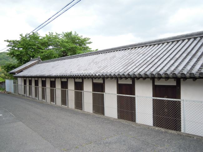 夕日地蔵の隣に北山十八間戸がありました。<br /><br />ここです、3年前に見つからなかった建物は!<br /><br />鎌倉時代、西大寺の僧忍性が奈良坂に集まる浮浪者やハンセン病患者救済のために建てられた施設。<br />以前は教科書には必ず掲載されていたけれど、最近は掲載されていないみたいです。