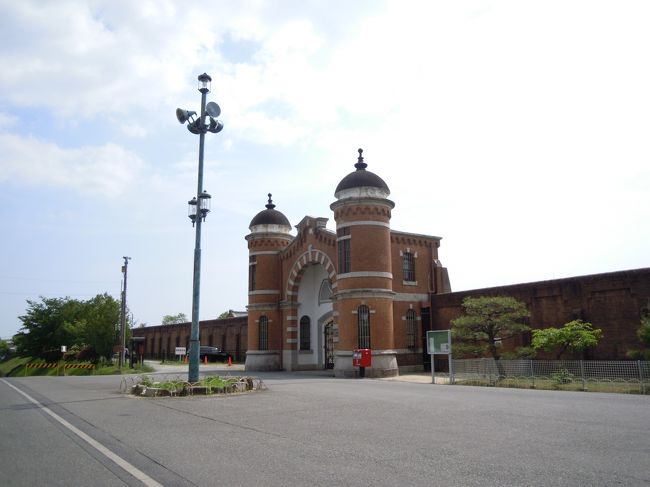 般若寺からしばらく歩くと、奈良らしからぬ建物あり。<br /><br />奈良少年刑務所です。