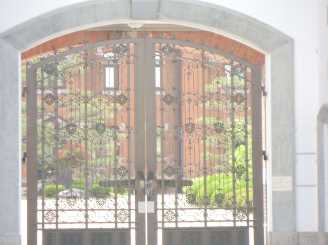 中には入れないので、門から中を見ます。<br /><br />「こんな建物で暮らしてみたいな〜」<br />と言ったのは誰?<br /><br />誰も少年ではないのでどんな事をしても無理です!