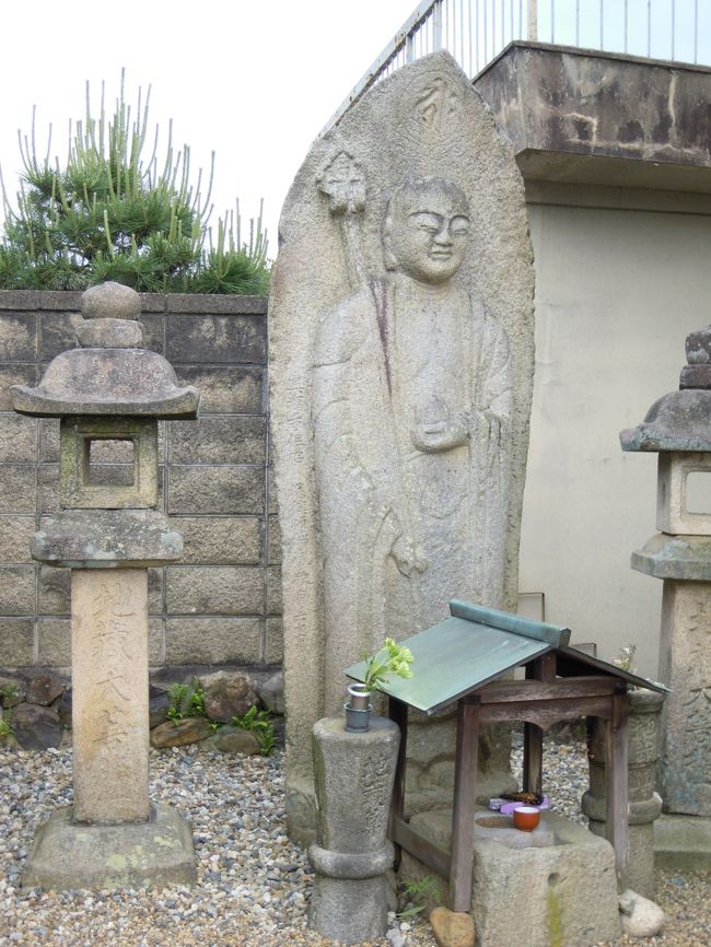 てくてく行くと。<br /><br />16世紀に作られたという夕日地蔵が立っています。<br /><br />先日の浅見光シリーズの『平城山を越えた女』では<br />「テレビではここに傘をさしてる女の人が居て、本は傘をさしてない女の人がいたんだよねー」<br />とめぐみ☆さんが説明してくださいました。<br /><br />浅見光彦シリーズファンのめぐみ☆さんは水谷豊の光彦さんが一番好きだったそうですが、私は水谷豊の光彦さんは覚えてないです。