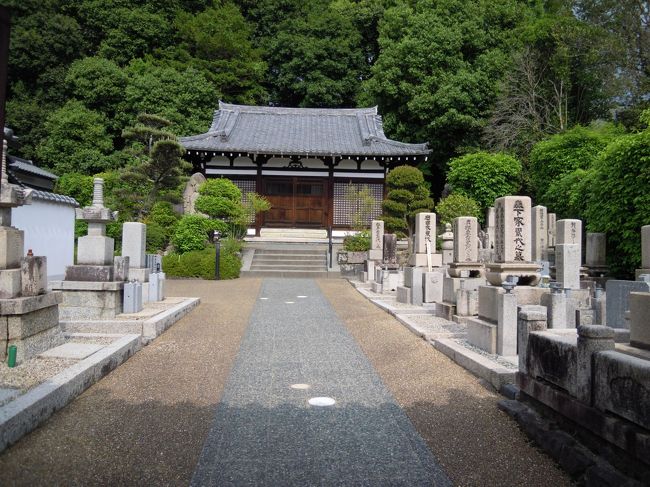 東大寺の裏手に向かって歩いて行くと空海寺という小ぎれいなお寺がありました。<br />境内に入れないので外から写します。<br /><br />山門の前にお墓が立っていて不思議な感じがしましたが、はな☆さんが<br />「平城旧跡の保存に尽くした棚田嘉十郎さんのお墓だ1」<br />と、叫び声をあげました。<br />さすが奈良ラブナンバー1のはな☆さんです。<br /><br />私は棚田某よりはな☆さんに感動しました。