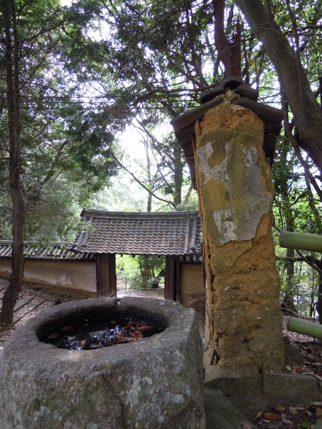 朽ちかけた土塀が古代へ誘います。<br /><br />東大寺で観光客の多いのは大仏殿だけ。<br />ここまで来る人はほとんどいません。