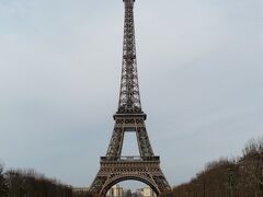 続いてシャン・ド・マルス公園を通ってエッフェル塔へ向かってみました。