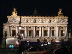 パリは夜景もキレイです。オペラ座も浮かび上がっています。