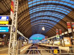 朝のフランクフルト中央駅、
今朝はベルリンに向かう。

ドイツ鉄道ICE(時速300Km)で４時間程かけて、
終盤もドイツを駆け抜ける。
