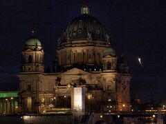 ベルリン大聖堂も、
静かにライトアップされていた。