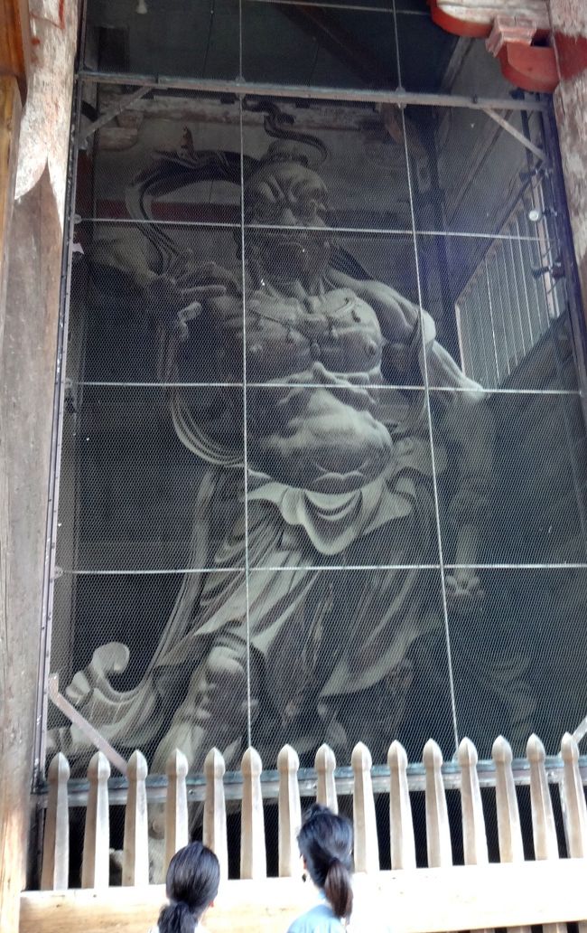 向かって右側が、吽形。<br /><br />この二体は向かい合ってます。