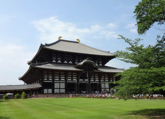 ゆったりと構える大仏殿。