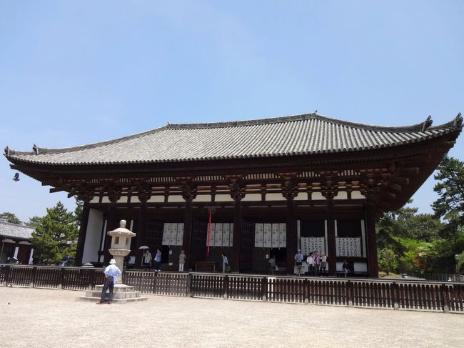 興福寺東金堂。<br /><br />現在のお堂は1415年に再建されたもの。<br /><br />御本尊は薬師如来坐像。<br /><br />この後、国宝館で阿修羅像に再会。眉根を少し寄せたをその端正なお顔立ちに魅了されます。