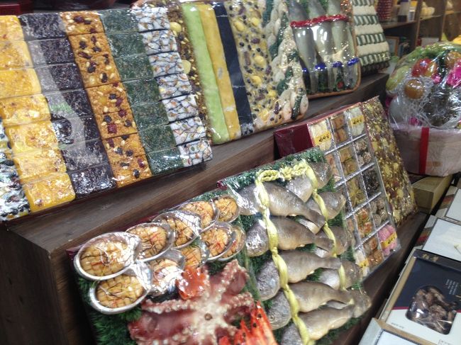 <br />　お菓子なのか？　お祝い事の引き出物のようにもみえます。