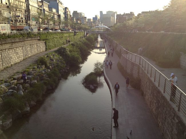 <br />　川沿いを歩いて東出門まで行く間は、帽子屋さん、ワッペン屋<br /><br /><br />　さんなど卸売りのお店がならんでいます。