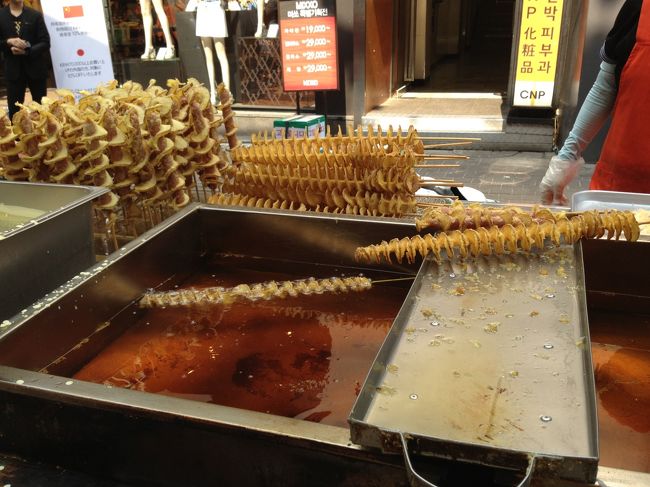 <br />　明洞で見かけた屋台、ジャガイモをくるくると剥いて<br /><br />　揚げています。