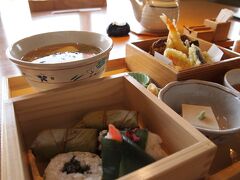 「ゐざさ寿司・てんぷらセット」
柿の葉寿司、ゐざさ寿司5貫と三輪にゅうめん（プラスてんぷら）で、奈良の名物を堪能。