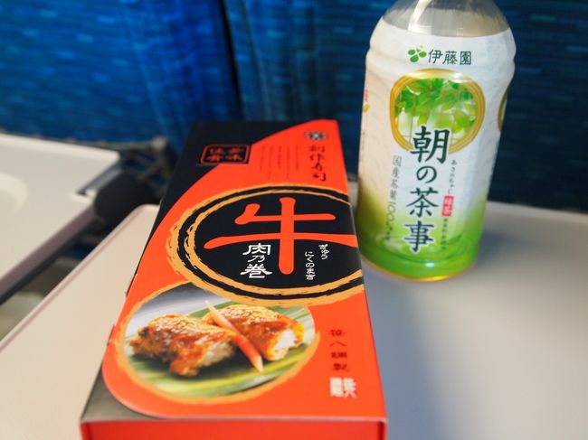 東京駅のグランスタダイニング　ノースコートのお弁当屋さんやKINOKUNIYA等、朝食が購入できるお店は朝6：30からの営業が多く、新幹線の出発は6：43。。。お店は結構な混雑だったけど、無事、朝食ゲット！<br />