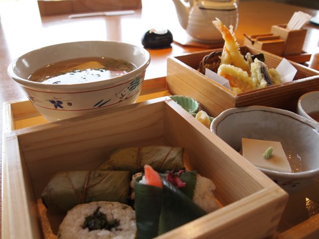 「ゐざさ寿司・てんぷらセット」<br />柿の葉寿司、ゐざさ寿司5貫と三輪にゅうめん（プラスてんぷら）で、奈良の名物を堪能。