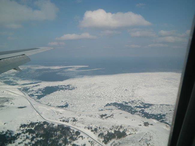稚内空港着陸直前、オホーツク海に流氷が見えてきた。