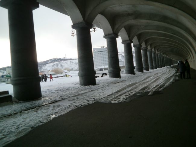 強風と荒波を防ぐ全長427mの半アーチ形ドームは、円柱70本の柱廊風のゴシック建築風のデザインとなっている。<br /><br />80年以上も前に建造されたとは思いもしなかった。