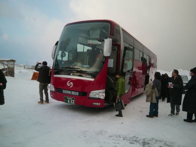 ２日目の朝、長距離の観光バスは、真紅の鮮やかなボディだった。<br />一日で、稚内からウトロまで約400キロ走行することになる。