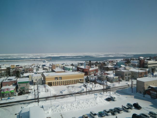 道の駅に20mほどの展望台があったので昇ってみた。<br />天候が回復しており、オホーツク海には流氷が浮かんでいる。