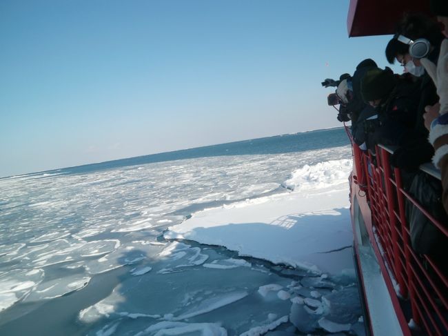 船は流氷に突き進む。<br />海上の風はこの上なく冷たい！！<br />手袋を脱ぐともの凄く冷たく、素手のままでは10秒とはもたない冷たさだ。<br />