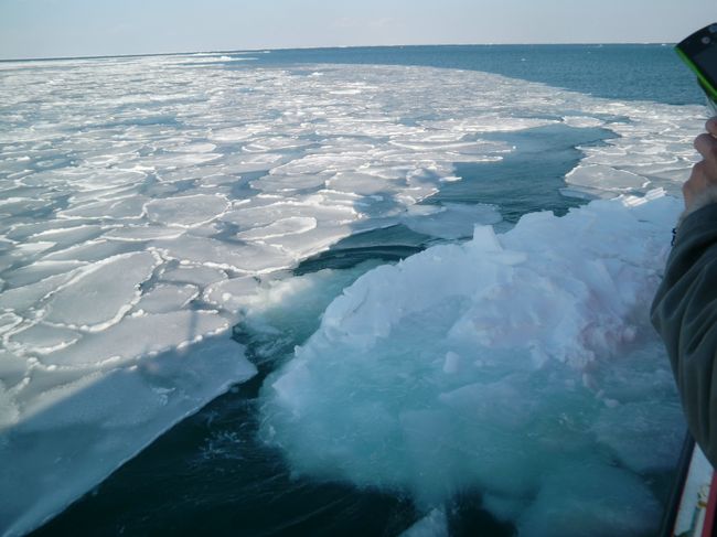 流氷は小さいが、船を乗り上げて氷を悪時は、それなりの衝撃があった。