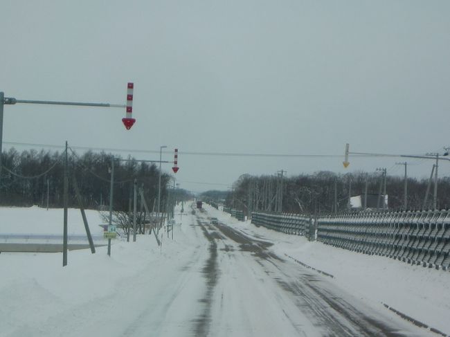 右側に設置されているのは、吹雪対策の防雪フェンス。<br />吹溜まりになりやすい箇所に設置されていた。<br /><br />