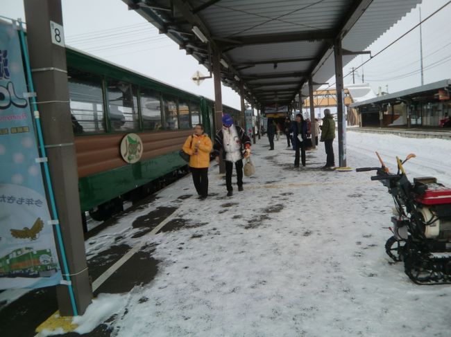 ノロッコ号がホームに入ってきた。<br />乗車料金もツアーに含まれている。<br />もともとリーズナブルなツアーなのに、こういうところまで料金に含まれているるというのは感激。