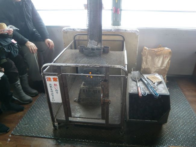 車内にはストーブが置かれていた。<br />ストーブから離れた位置は少し寒かったが、火が見えるだけで心持ち暖かくなる。<br />
