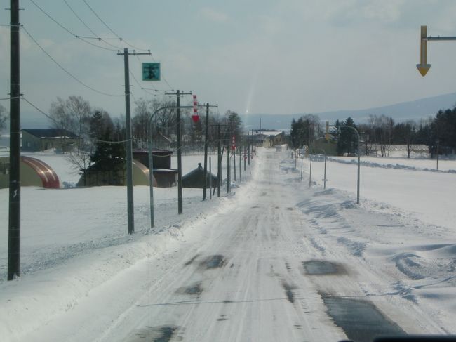 網走から阿寒湖へと向かう。<br />晴れているので直線先まで見えるが、吹雪いていると、すぐ通行止めになりそうだ。