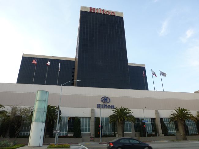 ラスベガスからロサンゼルスの移動はユナイテッド。<br />定刻に到着して荷物を受け取り、ホテルへのシャトルバス乗り場からヒルトンのバスを待ちます。<br /><br />本日から2泊のお宿はエアポートヒルトン。