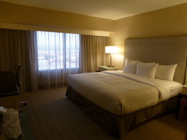 お部屋の様子。<br /><br />ベットはキングサイズのワンベット。<br />このベットフカフカで本当に寝心地良かったです。