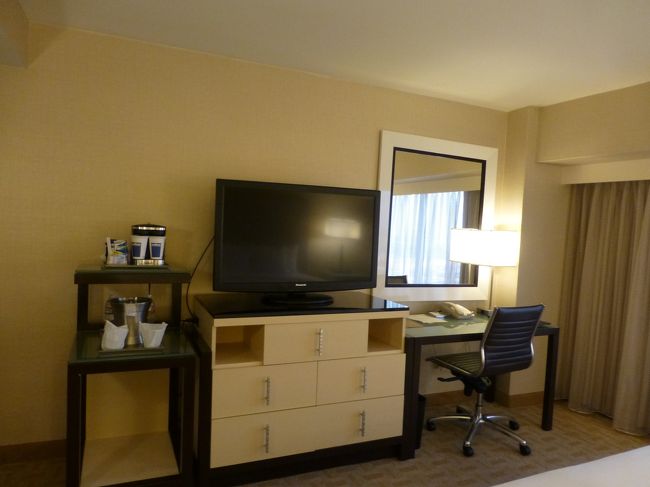 テレビとデスク。<br /><br />テレビはケーブルテレビで、各種番組が見れました。<br />HBOが見れたので、ずっと映画を見てました。<br />到着した日はトムクルーズの『宇宙戦争』がエンドレスで流れてました。<br />