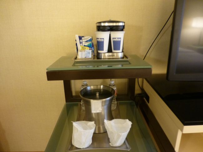 無料のコーヒーとアイスペールの後ろにはお水も2本。<br /><br />コーヒーもお水も毎日補充してくれます。