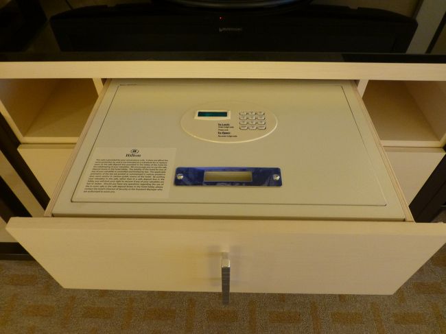 セーフティボックスはテレビの下のキャビネットに収納されています。