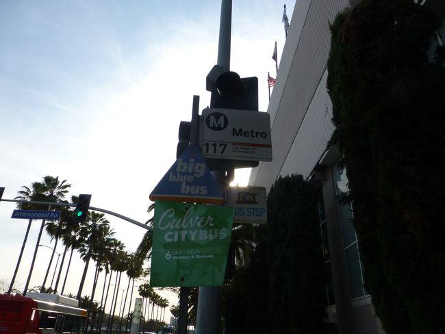 お部屋探検を終えて夕食を食べに出かけましょう。<br /><br />晩御飯は下調べしておいたレストランへ向かいます。<br /><br />レストランまではバスで移動。<br />バス停はホテルの目の前です。<br /><br />ここからビックブルーバスの3番に乗ります。